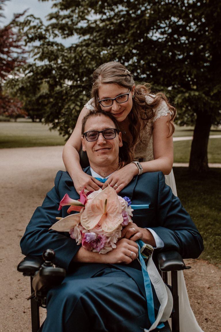 Hochzeitspaar beim Fotoshooting im Schloss