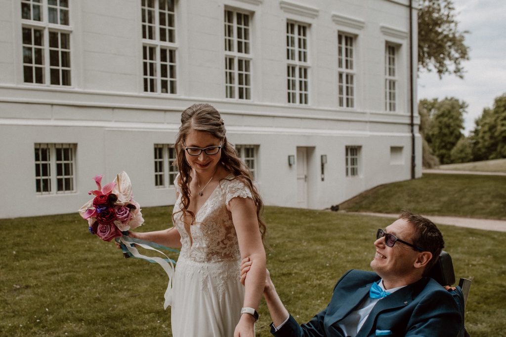 Hochzeitspaar beim Fotoshooting im Schlosspark