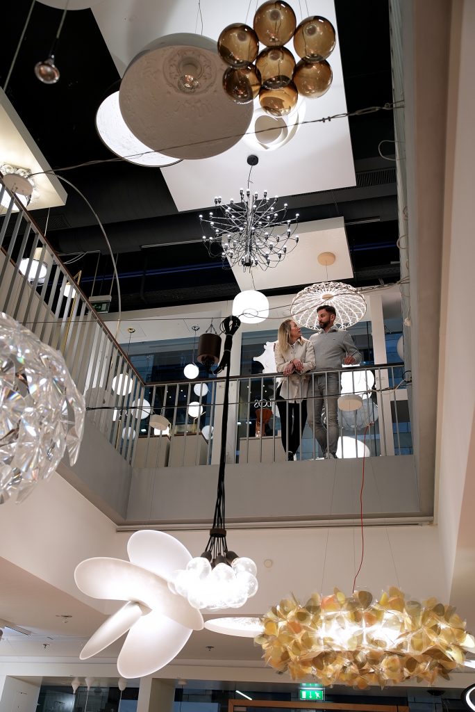 Designerlampe als Hochzeitsgeschenk Lichthaus Moesch Foto Jiu Lu