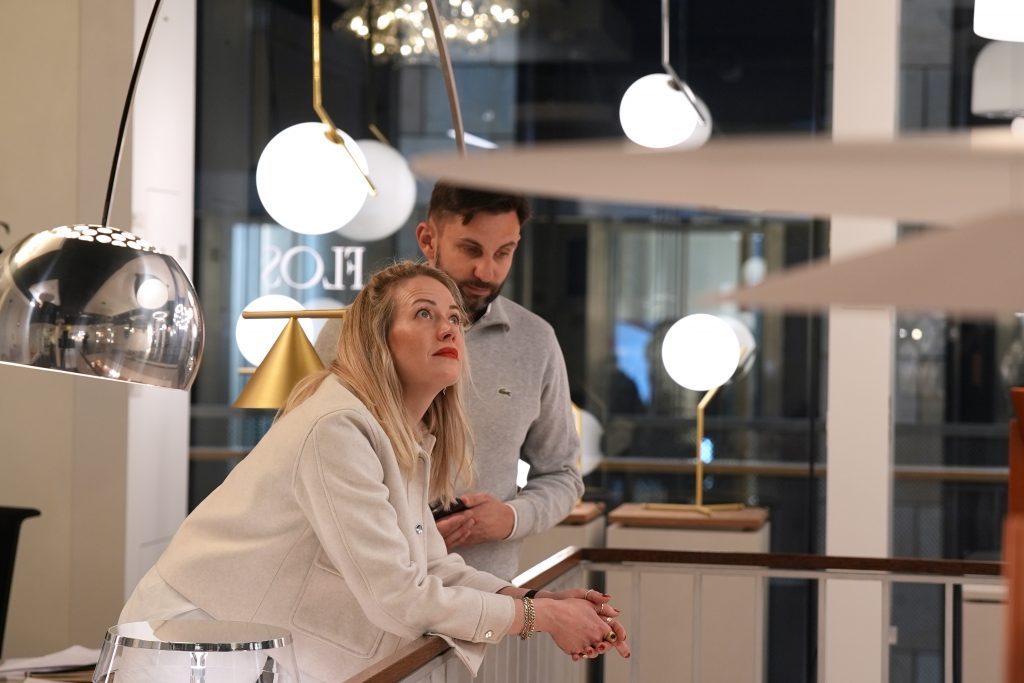 Hochzeitspaar bei der Auswahl EINES Hochzeitsgeschenks im Living Berlin Foto Jie Lu