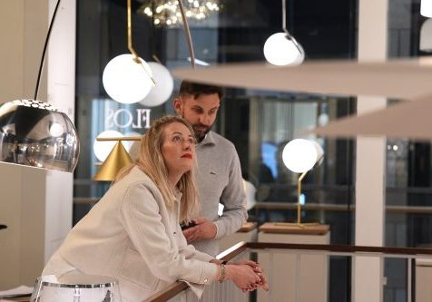 Hochzeitspaar-bei-der-Auswahl-EINES-Hochzeitsgeschenks-im-Living-Berlin-Foto-Jie Lu